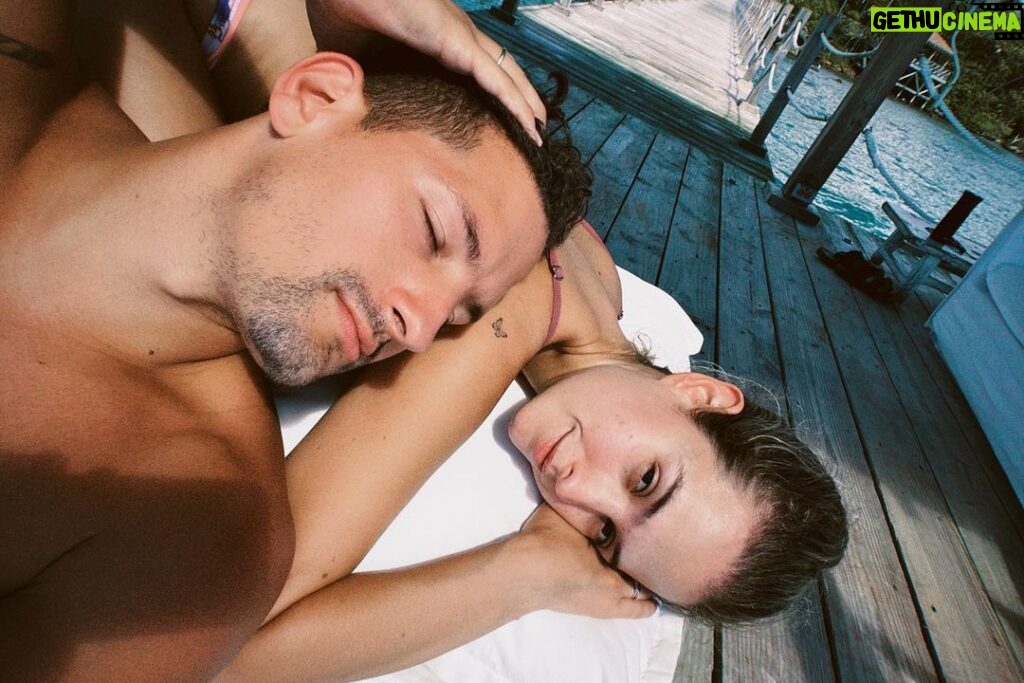 Mauricio Montaner Instagram - Cada día me enamoro más. 4 años de casados! ♥️ 2.2.22