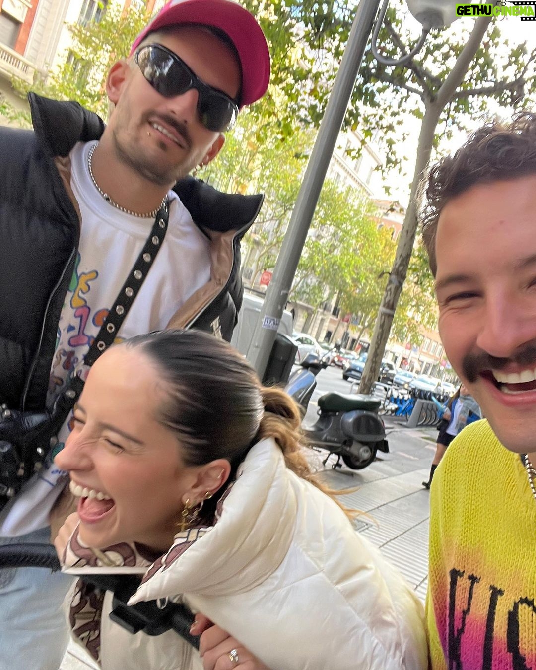 Mauricio Montaner Instagram - Es difícil poner en palabras todo lo que tú significas para mí en un caption… pero estas fotos ayudan! Eres el tipo más generoso que conozco, el más talentoso y más apasionado. Haces que todos nos caguemos de la risa constantemente y eres como una especie de catapulta para todos los que te rodeamos. Tus 32, sin duda, creo que han sido de mis favoritos contigo… siento que vivimos cosas inmensas juntos.. desde nuestro regreso a Venezuela, verte desvivirte por Apolo, y Hotel Caracas! Etc…Ufff y lo mejor es que creo que los 33 van a estar aún más increíbles… todo en lo que te has estado partiendo el 🍑 finalmente va a salir!!! No entiendes lo orgulloso estoy de quien eres bro… el mejor tipo que conozco! Feliz cumple Rick
