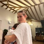 Mauricio Montaner Instagram - Hoy cumplió años la mujer de mi vida. La madre de Apolo. 😍 La más hermosa!! Este último mes se me ha triplicado el amor que siento por ella. Lo que ella hizo y hace yo jamás hubiese podido hacerlo. La tipa más fuerte e increíble del planeta! La admiro tanto y no puedo creer que Dios me premió a mi y a mi hijo con ella. Te amamos amor! Estas fotos me dan mucho llanto… esos días en la clínica esperando a nuestro hijo me hicieron dar cuenta tanto más de lo afortunado que soy! Eres una superhéroe! ♥️feliz cumple! -M