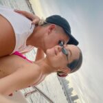 Mauricio Montaner Instagram - El mar. La compañía. Los amigos q son familia. El café con el viento soplando al frente. El atardecer regresando a la marina. Día hermoso juntos 🤍🌊