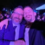 Mauricio Montaner Instagram - Con quién tengo esas conversaciones que teníamos ahora? Quien me va a llevar a los otros restaurantes que no fuimos porque siempre terminábamos repitiendo los que nos gustaban? Y ahora donde me encuentro a otra persona que me entienda y me deje desahogarme cómo lo hacía cuando nos escapábamos a comer? Se que yo era una de tus personas preferidas en el mundo… lo digo con orgullo… y lo sé porque tú eras de las mías… y entre preferidos nos entendíamos. Me faltó vivir tanto contigo y no puedo creer que te fuiste. Me faltó mostrarte el disco nuevo cómo lo hice con rifresh y que me dijeras cuál era tu preferida. Obvio seguro ninguna superaba la que más te gustaba que era Dolería… Gracias por todo lo que sembraste en mi vida… por todo lo que me enseñaste, por pagar cada cuenta en los restaurantes, por sentir que cada show que hacíamos en la Argentina era cómo si fuera tuyo… (que lo eran) gracias por hacerme reír tanto y por explicarme los chistes cuando no los entendía porque claramente mi inteligencia no llegaba a tus niveles. Acá estoy en el mismo sofá donde te llame la última vez… si hubiese sabido que era la última no te hubiese colgado nunca. Te amo… -Tu preferido.