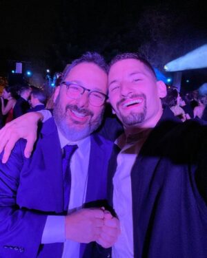 Mauricio Montaner Instagram - Con quién tengo esas conversaciones que teníamos ahora? Quien me va a llevar a los otros restaurantes que no fuimos porque siempre terminábamos repitiendo los que nos gustaban? Y ahora donde me encuentro a otra persona que me entienda y me deje desahogarme cómo lo hacía cuando nos escapábamos a comer? Se que yo era una de tus personas preferidas en el mundo… lo digo con orgullo… y lo sé porque tú eras de las mías… y entre preferidos nos entendíamos. Me faltó vivir tanto contigo y no puedo creer que te fuiste. Me faltó mostrarte el disco nuevo cómo lo hice con rifresh y que me dijeras cuál era tu preferida. Obvio seguro ninguna superaba la que más te gustaba que era Dolería… Gracias por todo lo que sembraste en mi vida… por todo lo que me enseñaste, por pagar cada cuenta en los restaurantes, por sentir que cada show que hacíamos en la Argentina era cómo si fuera tuyo… (que lo eran) gracias por hacerme reír tanto y por explicarme los chistes cuando no los entendía porque claramente mi inteligencia no llegaba a tus niveles. Acá estoy en el mismo sofá donde te llame la última vez… si hubiese sabido que era la última no te hubiese colgado nunca. Te amo… -Tu preferido.