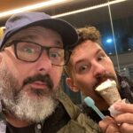 Mauricio Montaner Instagram - Con quién tengo esas conversaciones que teníamos ahora? Quien me va a llevar a los otros restaurantes que no fuimos porque siempre terminábamos repitiendo los que nos gustaban? Y ahora donde me encuentro a otra persona que me entienda y me deje desahogarme cómo lo hacía cuando nos escapábamos a comer? Se que yo era una de tus personas preferidas en el mundo… lo digo con orgullo… y lo sé porque tú eras de las mías… y entre preferidos nos entendíamos. Me faltó vivir tanto contigo y no puedo creer que te fuiste. Me faltó mostrarte el disco nuevo cómo lo hice con rifresh y que me dijeras cuál era tu preferida. Obvio seguro ninguna superaba la que más te gustaba que era Dolería… Gracias por todo lo que sembraste en mi vida… por todo lo que me enseñaste, por pagar cada cuenta en los restaurantes, por sentir que cada show que hacíamos en la Argentina era cómo si fuera tuyo… (que lo eran) gracias por hacerme reír tanto y por explicarme los chistes cuando no los entendía porque claramente mi inteligencia no llegaba a tus niveles. Acá estoy en el mismo sofá donde te llame la última vez… si hubiese sabido que era la última no te hubiese colgado nunca. Te amo… -Tu preferido.