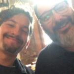 Mauricio Montaner Instagram - Con quién tengo esas conversaciones que teníamos ahora? Quien me va a llevar a los otros restaurantes que no fuimos porque siempre terminábamos repitiendo los que nos gustaban? Y ahora donde me encuentro a otra persona que me entienda y me deje desahogarme cómo lo hacía cuando nos escapábamos a comer? Se que yo era una de tus personas preferidas en el mundo… lo digo con orgullo… y lo sé porque tú eras de las mías… y entre preferidos nos entendíamos. Me faltó vivir tanto contigo y no puedo creer que te fuiste. Me faltó mostrarte el disco nuevo cómo lo hice con rifresh y que me dijeras cuál era tu preferida. Obvio seguro ninguna superaba la que más te gustaba que era Dolería… Gracias por todo lo que sembraste en mi vida… por todo lo que me enseñaste, por pagar cada cuenta en los restaurantes, por sentir que cada show que hacíamos en la Argentina era cómo si fuera tuyo… (que lo eran) gracias por hacerme reír tanto y por explicarme los chistes cuando no los entendía porque claramente mi inteligencia no llegaba a tus niveles. Acá estoy en el mismo sofá donde te llame la última vez… si hubiese sabido que era la última no te hubiese colgado nunca. Te amo… -Tu preferido.