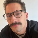 Mauricio Montaner Instagram - Dumpppp de estos días… 1. Le robé los lentes a @evaluna 2. Ama la batería como su papá 3. Con los cubos del podcast de @thewhyproject 4. Cenando @allgoodles 5. Mao y Ricky 6. La felicidad ❄️ 7. Mandándole foto a @saraescobar de la pared que hay que pintar! 😂