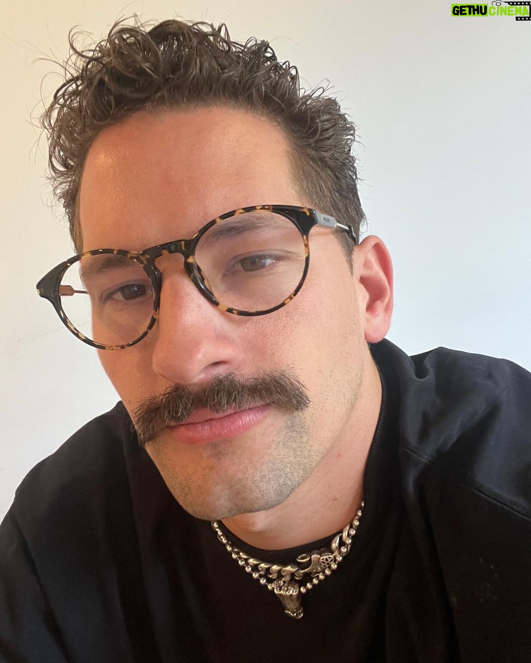 Mauricio Montaner Instagram - Dumpppp de estos días… 1. Le robé los lentes a @evaluna 2. Ama la batería como su papá 3. Con los cubos del podcast de @thewhyproject 4. Cenando @allgoodles 5. Mao y Ricky 6. La felicidad ❄️ 7. Mandándole foto a @saraescobar de la pared que hay que pintar! 😂