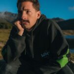 Mauricio Montaner Instagram - Llevo casi 4 años en esta nueva búsqueda de vivir a través de mi WHY. En el proceso me di cuenta que no solo había cambiado mi vida sino que también esta nueva manera de pensar podría posiblemente cambiar la de mucha más gente. Mi WHY se convirtió en mi brújula y aunque al principio no lo tenía demasiado claro, me di cuenta que todo lo que yo pensaba que era mi WHY (como cantar y hacer canciones) al final no lo eran. Mi WHY es ayudar a los demás a encontrar el suyo. Les presento THE WHY PROJECT. Una comunidad que a través de productos y contenido ayuda a la gente a encontrar y vivir su WHY!! Espero les sirva tanto como a mi y si quieres ser parte y conocer toda la historia los espero en @thewhyproject