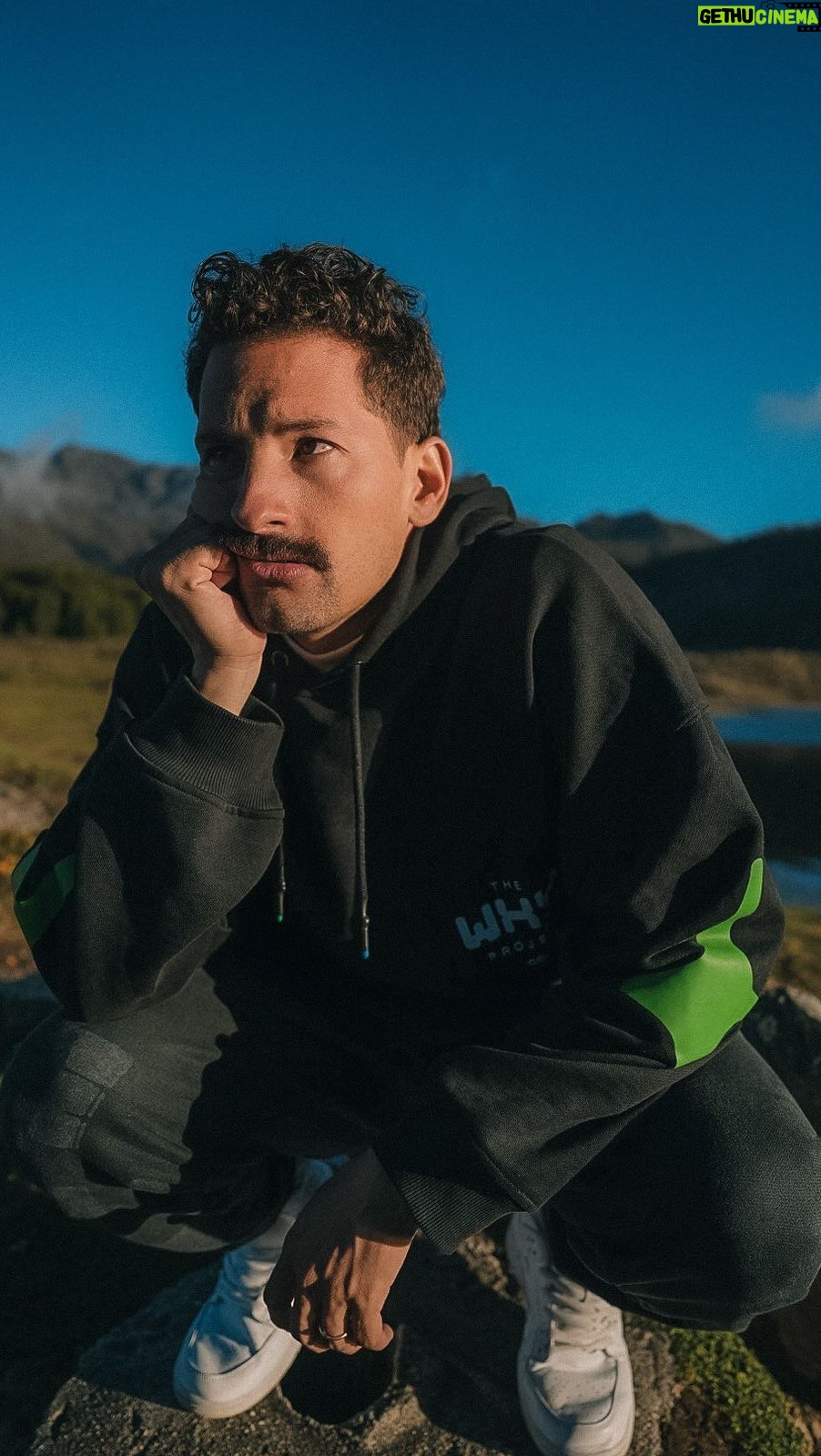 Mauricio Montaner Instagram - Llevo casi 4 años en esta nueva búsqueda de vivir a través de mi WHY. En el proceso me di cuenta que no solo había cambiado mi vida sino que también esta nueva manera de pensar podría posiblemente cambiar la de mucha más gente. Mi WHY se convirtió en mi brújula y aunque al principio no lo tenía demasiado claro, me di cuenta que todo lo que yo pensaba que era mi WHY (como cantar y hacer canciones) al final no lo eran. Mi WHY es ayudar a los demás a encontrar el suyo. Les presento THE WHY PROJECT. Una comunidad que a través de productos y contenido ayuda a la gente a encontrar y vivir su WHY!! Espero les sirva tanto como a mi y si quieres ser parte y conocer toda la historia los espero en @thewhyproject
