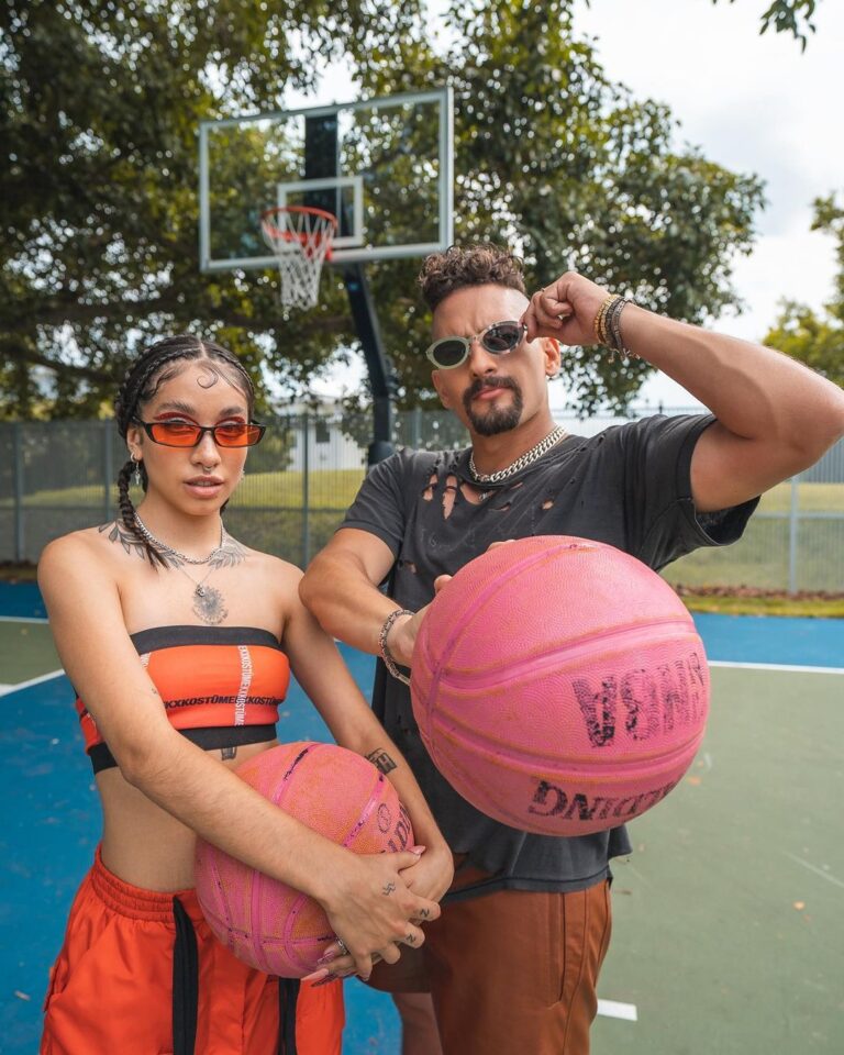 Mauricio Montaner Instagram - Mi amiga y yo jugando basket. Obvio ella ganó! #MalAcostumbrao ya lo escuchaste? 📸: @okaypat
