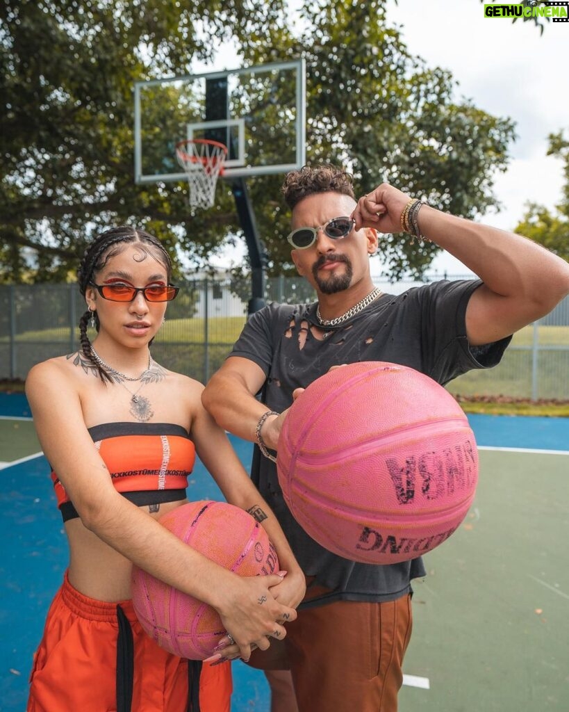 Mauricio Montaner Instagram - Mi amiga y yo jugando basket. Obvio ella ganó! #MalAcostumbrao ya lo escuchaste? 📸: @okaypat