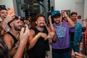 Mauricio Montaner Instagram - De los momentos que más disfruté de la noche de anoche… eso fue casi a las 3 de la mañana! Y si… ganamos Joel y yo! 😂😂 pero si le preguntan a Duki les dirá que fue porque hicimos trampa! Jajaja ya vieron el video de 3 De La Mañana?