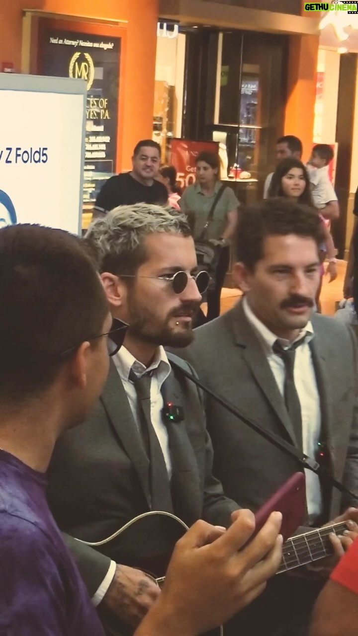 Mauricio Montaner Instagram - Tuvimos las mejores intenciones de aparecernos en centros comerciales de Miami a cantarles el tema nuevo. Duramos aprox 45 segundos en el primero y nos botaron :/ .. todo x amor!! Seguiremos intentando 🗝️🗝️🗝️🫶🏽🫶🏽🫶🏽👌🏽👌🏽👌🏽