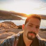 Mauricio Montaner Instagram - Esta foto me la tomé a las 5:30am mientras me grababa de lejos @stillz. Me acuerdo que mientras estaba ahí sentado solo y en silencio no hacía sino darle gracias a Dios por su creación y por permitirme hacer un video mostrando que EL es el rey de la creatividad. De mis momentos preferidos del 2020. Vayan ya a ver el video de #Dolería