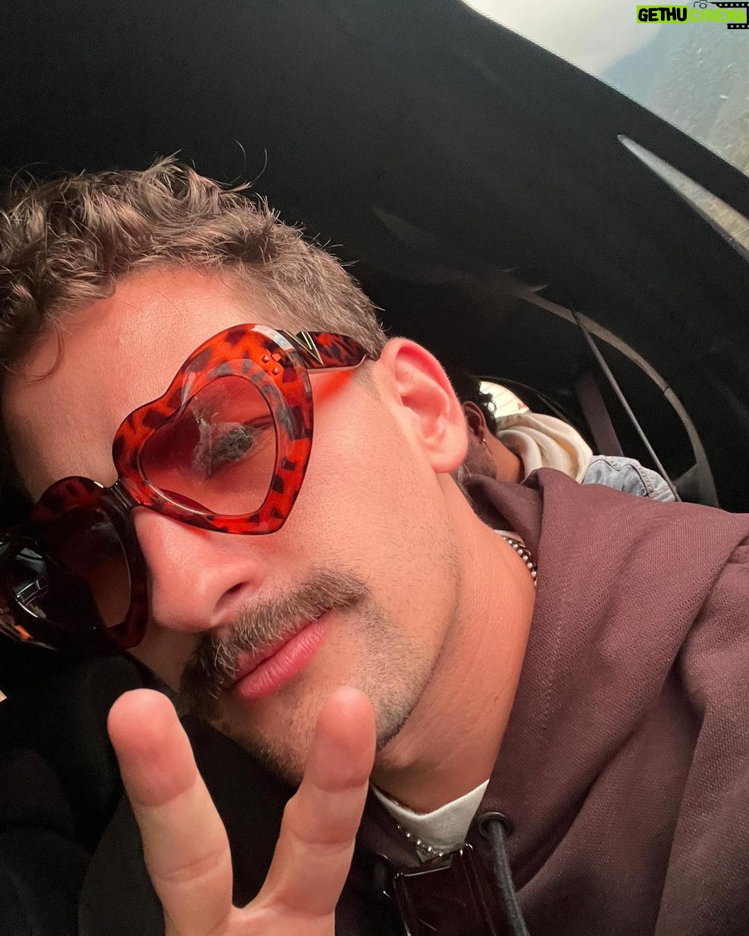 Mauricio Montaner Instagram - Estos diassss!!!! 1. Lentes prestaos de Rebe. 2. Teleférico con mis ♥️🇻🇪 3. Con mi compañero de buceo 4 y 5. 🌴 los Roques 6. 🌭s con mi esposita 7. Api 8. El hatillo ☕️ 9. 🇻🇪 10. Pa todos laos juntos!