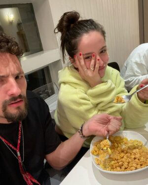 Mauricio Montaner Instagram - Cuando estás cenando en un restaurante y te toman fotos a escondidas! 😂😂😂