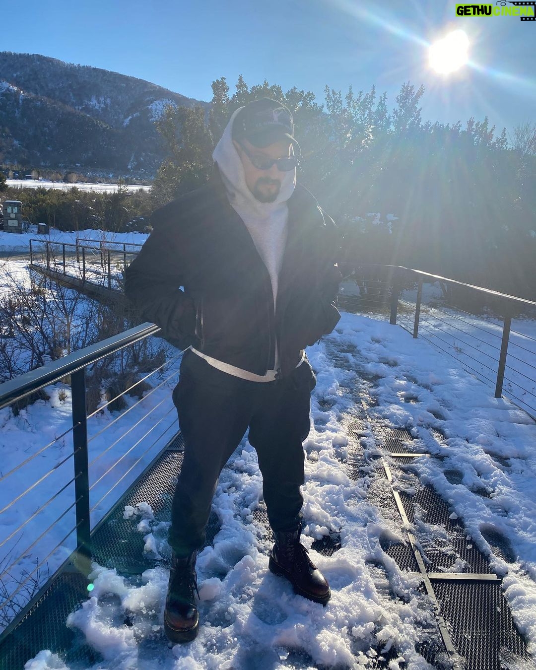 Mauricio Montaner Instagram - “Tu boca me debilita pero yo soy masoquista… todo el día besándote, mal acostumbrándome.”