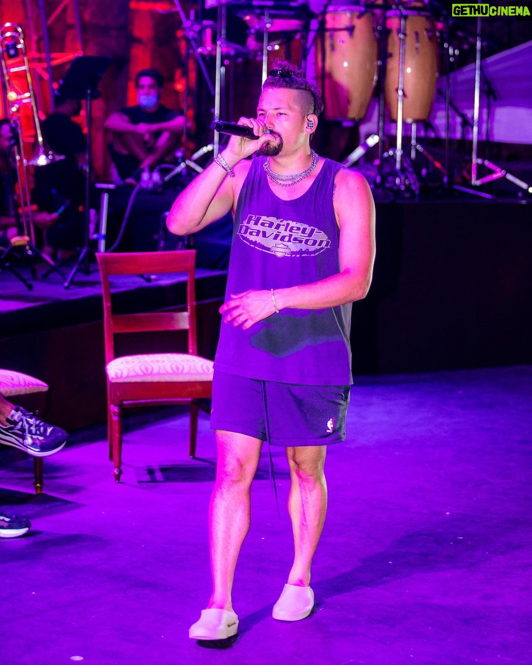 Mauricio Montaner Instagram - Ensayando y buceando… el sábado 31. Losmontanerlive.com