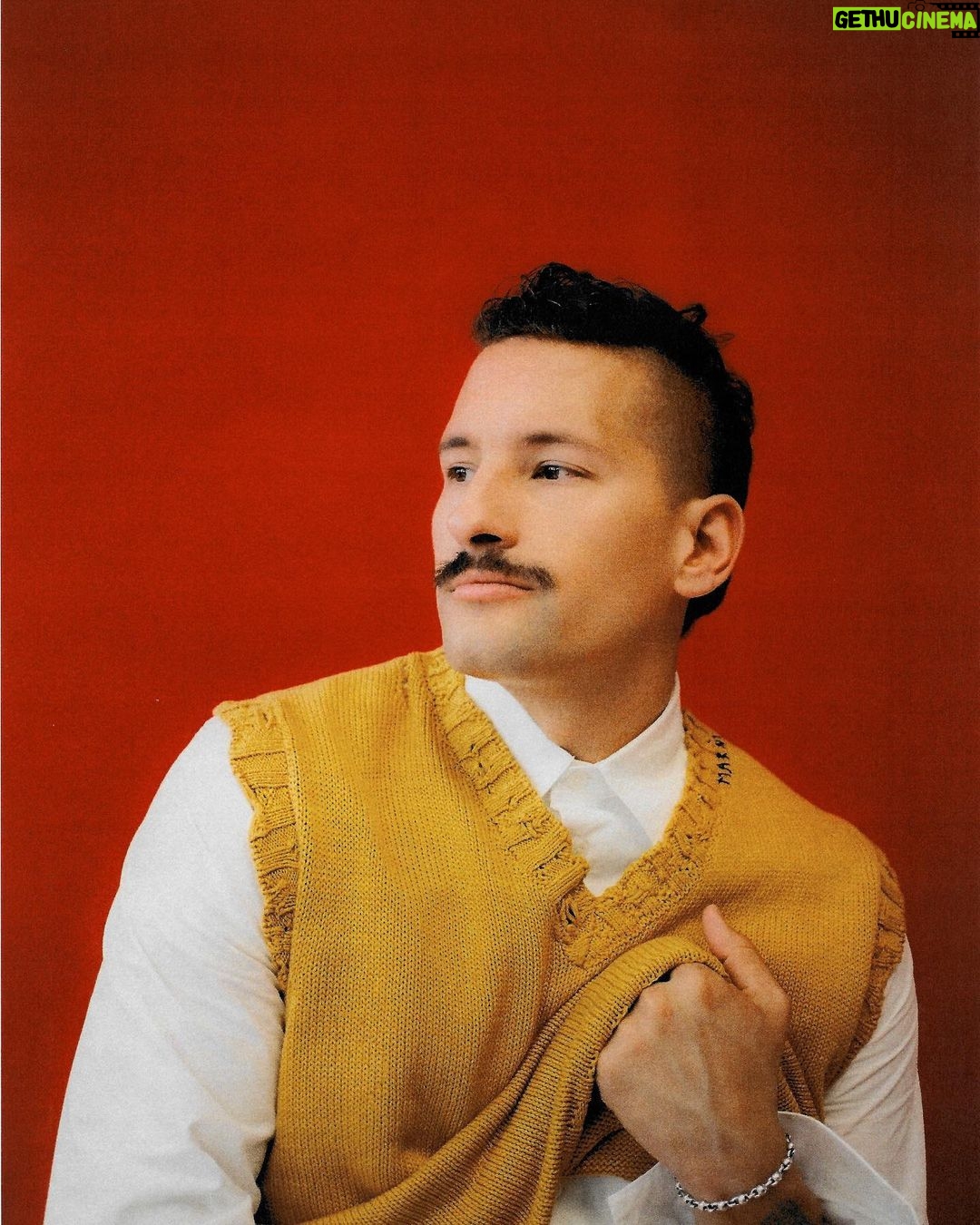 Mauricio Montaner Instagram - Salió Desgenerados Mixtape y eso me tiene contento! Muchas canciones que amo y que espero ahora se conviertan de ustedes! Viviendo momentos hermosos en Venezuela ♥️ ya lo escucharon?