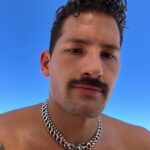 Mauricio Montaner Instagram - Estos días. 1. ☀️ 2. 🌊 3. @rickymontaner 4. why 5. 🥩 6. 🎸🖐️