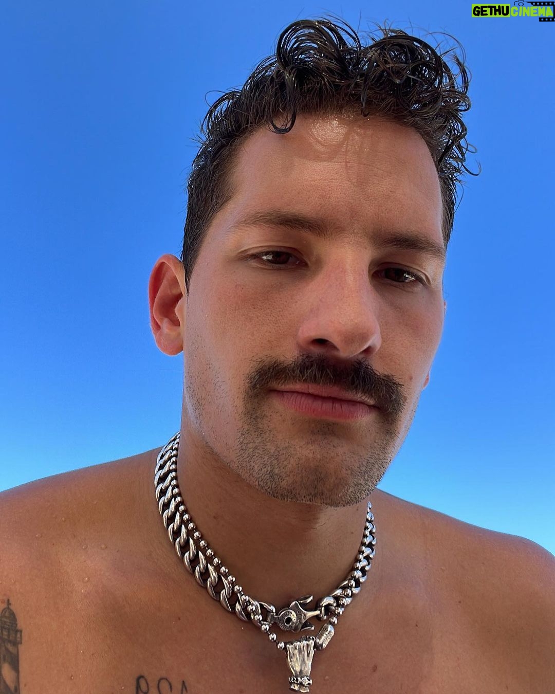 Mauricio Montaner Instagram - Estos días. 1. ☀️ 2. 🌊 3. @rickymontaner 4. why 5. 🥩 6. 🎸🖐️