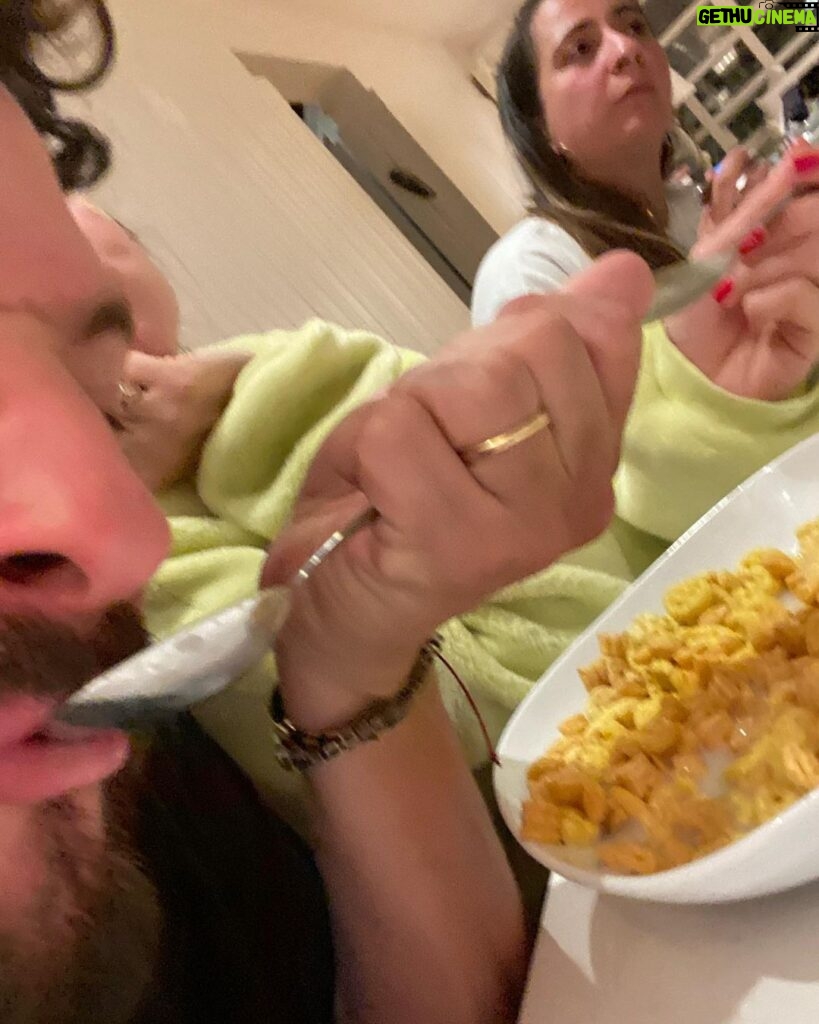Mauricio Montaner Instagram - Cuando estás cenando en un restaurante y te toman fotos a escondidas! 😂😂😂