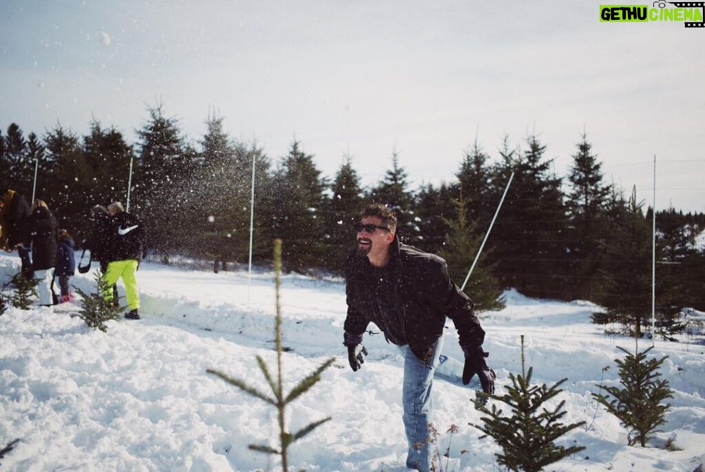 Mauricio Montaner Instagram - Guerra de nieve contra @camilo capturada por @evaluna ☃️ espero estén disfrutando este tiempo con sus familias. Los amo