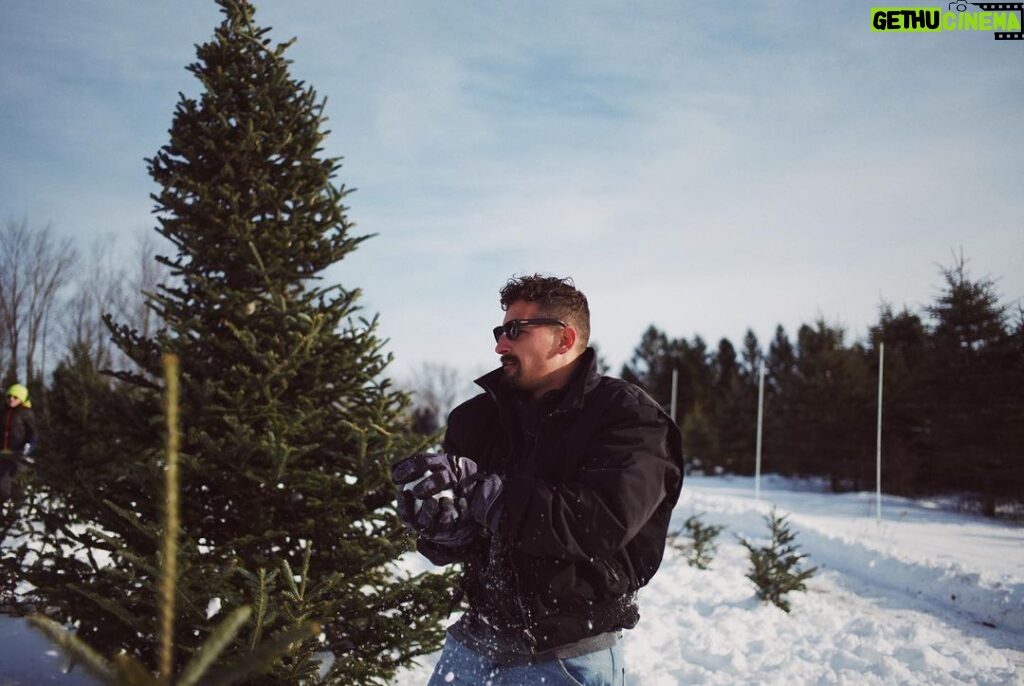 Mauricio Montaner Instagram - Guerra de nieve contra @camilo capturada por @evaluna ☃️ espero estén disfrutando este tiempo con sus familias. Los amo