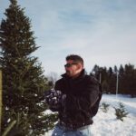 Mauricio Montaner Instagram - Guerra de nieve contra @camilo capturada por @evaluna ☃️ espero estén disfrutando este tiempo con sus familias. Los amo