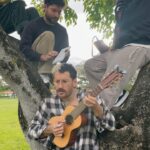 Mauricio Montaner Instagram - Aquí casual… en un árbol… cantando Pasado Mañana… 🌳😂