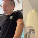 Mauricio Montaner Instagram - Cantándole la canción nueva a Apolo pa ver que le parece! 😍 creo que le gustó!