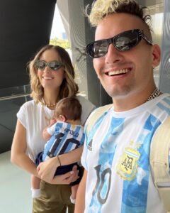 Mauricio Montaner Instagram - Vamoooo!!!! Primer viaje con Apolo! 💙🤍
