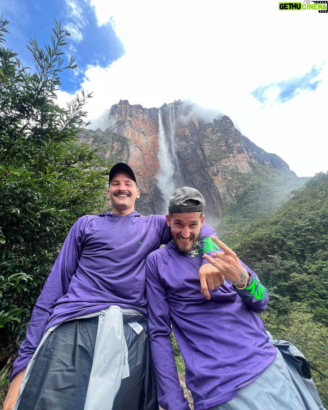 Mauricio Montaner Instagram - Es difícil poner en palabras todo lo que tú significas para mí en un caption… pero estas fotos ayudan! Eres el tipo más generoso que conozco, el más talentoso y más apasionado. Haces que todos nos caguemos de la risa constantemente y eres como una especie de catapulta para todos los que te rodeamos. Tus 32, sin duda, creo que han sido de mis favoritos contigo… siento que vivimos cosas inmensas juntos.. desde nuestro regreso a Venezuela, verte desvivirte por Apolo, y Hotel Caracas! Etc…Ufff y lo mejor es que creo que los 33 van a estar aún más increíbles… todo en lo que te has estado partiendo el 🍑 finalmente va a salir!!! No entiendes lo orgulloso estoy de quien eres bro… el mejor tipo que conozco! Feliz cumple Rick