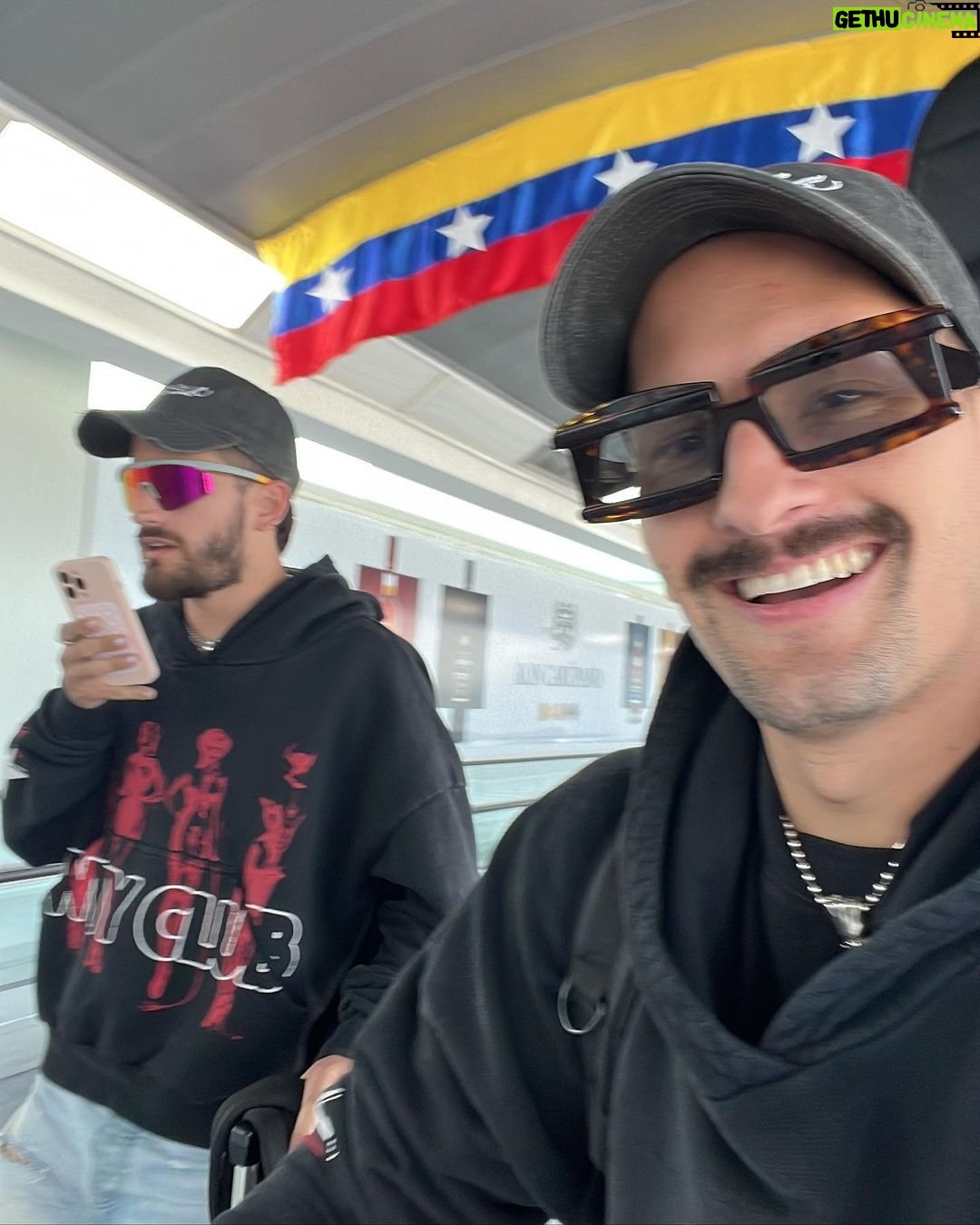 Mauricio Montaner Instagram - Es difícil poner en palabras todo lo que tú significas para mí en un caption… pero estas fotos ayudan! Eres el tipo más generoso que conozco, el más talentoso y más apasionado. Haces que todos nos caguemos de la risa constantemente y eres como una especie de catapulta para todos los que te rodeamos. Tus 32, sin duda, creo que han sido de mis favoritos contigo… siento que vivimos cosas inmensas juntos.. desde nuestro regreso a Venezuela, verte desvivirte por Apolo, y Hotel Caracas! Etc…Ufff y lo mejor es que creo que los 33 van a estar aún más increíbles… todo en lo que te has estado partiendo el 🍑 finalmente va a salir!!! No entiendes lo orgulloso estoy de quien eres bro… el mejor tipo que conozco! Feliz cumple Rick