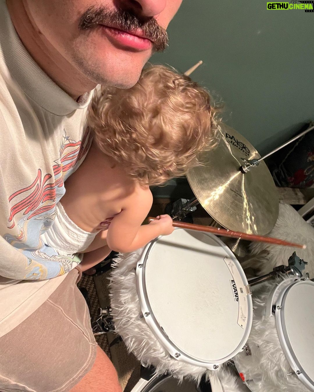 Mauricio Montaner Instagram - Dumpppp de estos días… 1. Le robé los lentes a @evaluna 2. Ama la batería como su papá 3. Con los cubos del podcast de @thewhyproject 4. Cenando @allgoodles 5. Mao y Ricky 6. La felicidad ❄️ 7. Mandándole foto a @saraescobar de la pared que hay que pintar! 😂