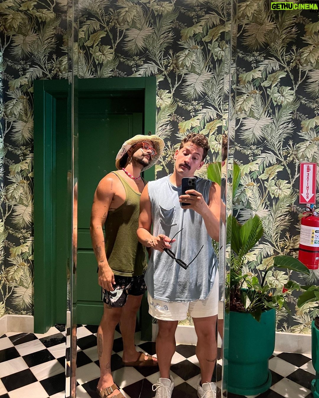 Mauricio Montaner Instagram - Estos diassss!!!! 1. Lentes prestaos de Rebe. 2. Teleférico con mis ♥️🇻🇪 3. Con mi compañero de buceo 4 y 5. 🌴 los Roques 6. 🌭s con mi esposita 7. Api 8. El hatillo ☕️ 9. 🇻🇪 10. Pa todos laos juntos!