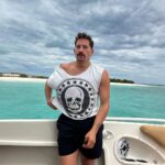 Mauricio Montaner Instagram - Estos diassss!!!! 1. Lentes prestaos de Rebe. 2. Teleférico con mis ♥️🇻🇪 3. Con mi compañero de buceo 4 y 5. 🌴 los Roques 6. 🌭s con mi esposita 7. Api 8. El hatillo ☕️ 9. 🇻🇪 10. Pa todos laos juntos!