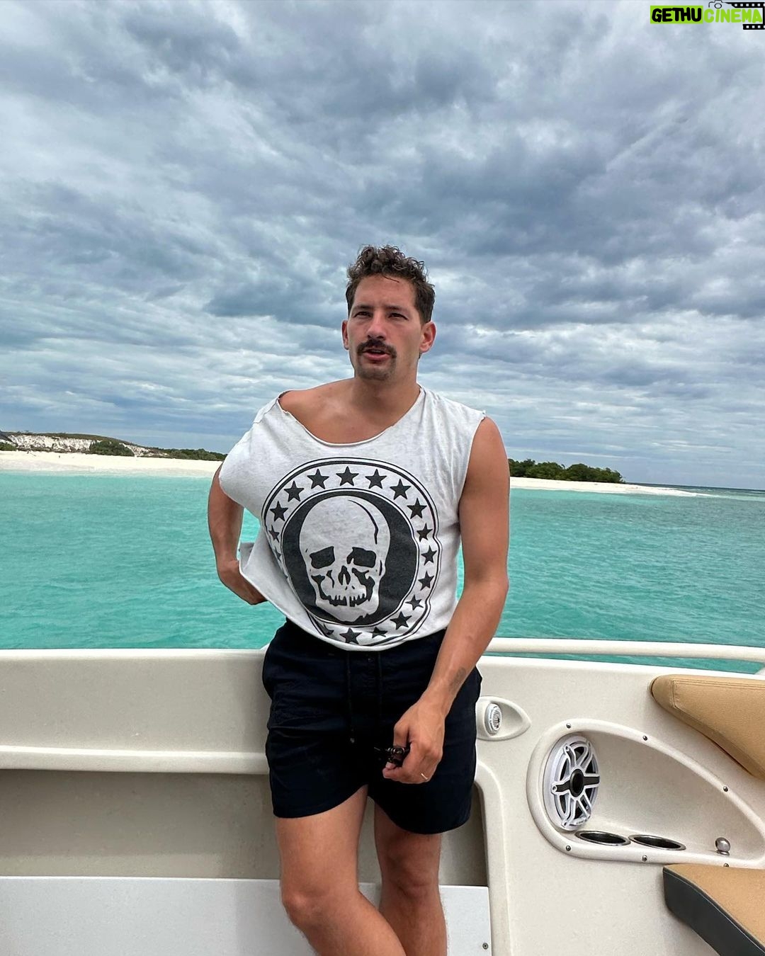Mauricio Montaner Instagram - Estos diassss!!!! 1. Lentes prestaos de Rebe. 2. Teleférico con mis ♥️🇻🇪 3. Con mi compañero de buceo 4 y 5. 🌴 los Roques 6. 🌭s con mi esposita 7. Api 8. El hatillo ☕️ 9. 🇻🇪 10. Pa todos laos juntos!