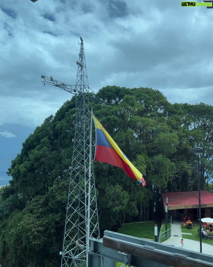 Mauricio Montaner Instagram - Estos diassss!!!! 1. Lentes prestaos de Rebe. 2. Teleférico con mis ♥️🇻🇪 3. Con mi compañero de buceo 4 y 5. 🌴 los Roques 6. 🌭s con mi esposita 7. Api 8. El hatillo ☕️ 9. 🇻🇪 10. Pa todos laos juntos!