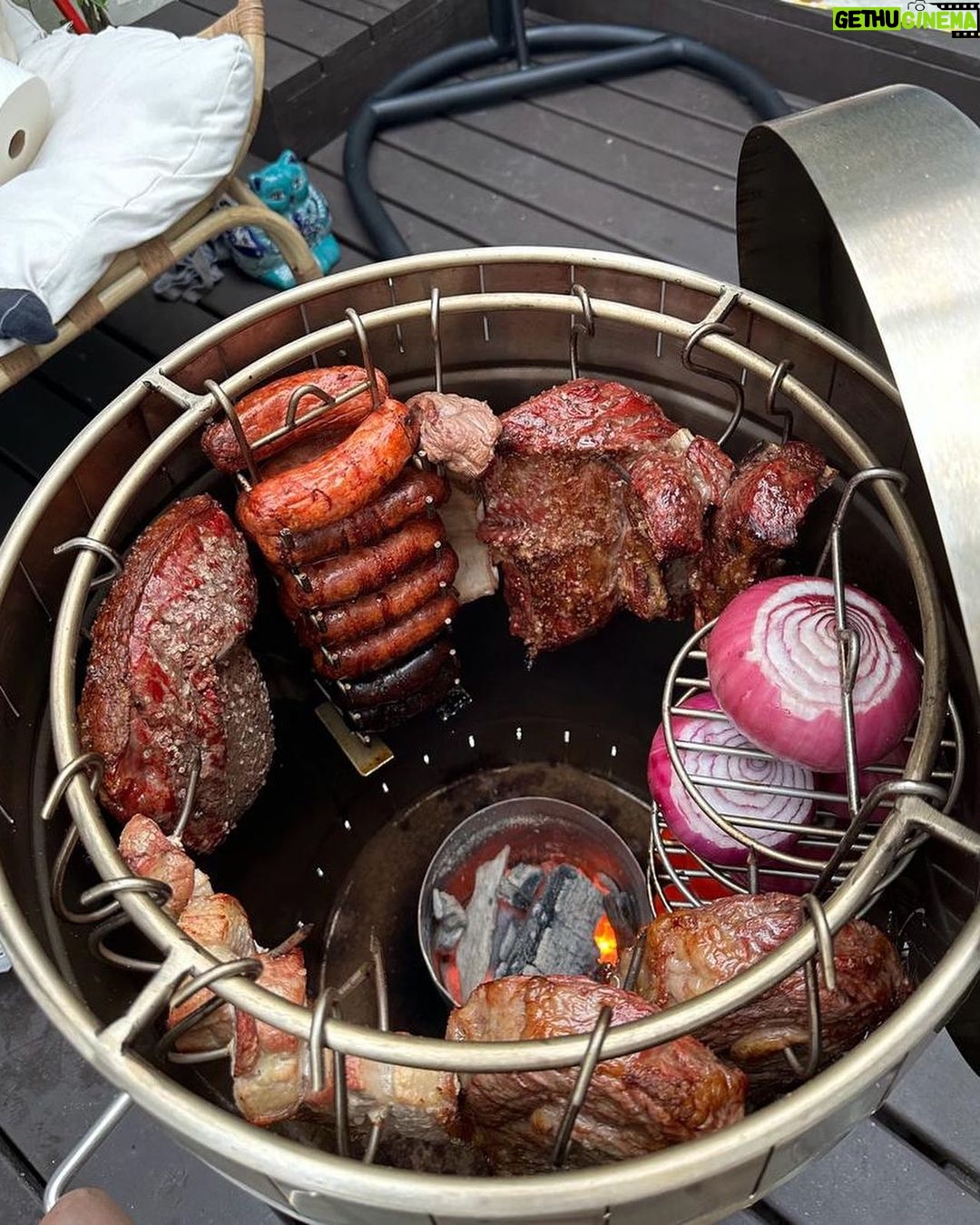 Mauricio Montaner Instagram - Estos días. 1. ☀️ 2. 🌊 3. @rickymontaner 4. why 5. 🥩 6. 🎸🖐️