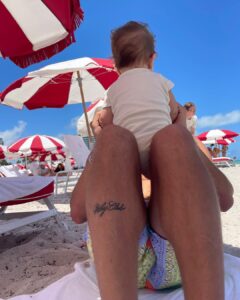 Mauricio Montaner Instagram - Mi vida entera soñé ser papá y hoy celebré mi primer Día del padre. Ufff siento que es el papel más importante de mi vida. Que todo lo demás no le llega ni a los tobillos! Aún sigo sin creérmelo, y sin saber cómo explicar lo increíble que se siente. (Típica frase de mis padres: “deja que tengas chamos pa que entiendas” jejeje) y la verdad es que con el ejemplo tan extraordinario que he tenido con mi padre siento que lo estoy haciendo bastante bien. Gracias por todos los mensajes, los amo.