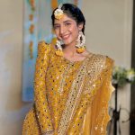 Mawra Hocane Instagram – NOOOO it’s not my wedding, not now, not next week, not next month, not this year… now if we are done with the gossip.. here’s a little bts from my next..ty! ☺️🫶🏻 

sweetest outfit by @mohsin.naveed.ranjha
mua @imranaslammua Karachi کراچی