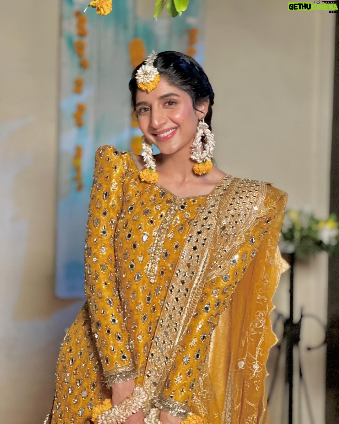 Mawra Hocane Instagram - NOOOO it’s not my wedding, not now, not next week, not next month, not this year… now if we are done with the gossip.. here’s a little bts from my next..ty! ☺️🫶🏻 sweetest outfit by @mohsin.naveed.ranjha mua @imranaslammua Karachi کراچی
