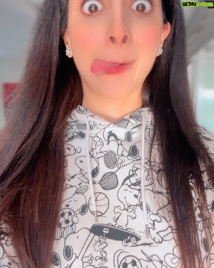 Mawra Hocane Instagram - hoodie weather is goody weather ⚽️ Islamabad اسلام آباد