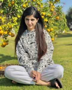 Mawra Hocane Instagram - hoodie weather is goody weather ⚽️ Islamabad اسلام آباد