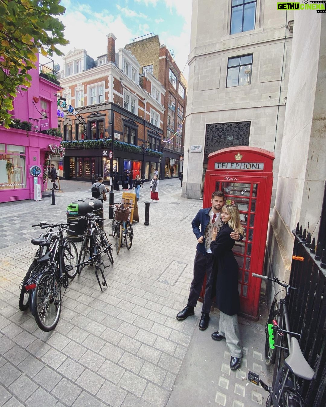 Max Carver - 51.8K Likes - Spotted. @maxcarver flashing a new #lewk on Carnaby street. But who is that mystery girl? And why are they posing together in front of an old telephone booth? Are they tourists? Maybe we will find out. Maybe not. Maybe f*** yourself.
Xoxo
Gossip Girl
#getoffinstagramandgo #vote