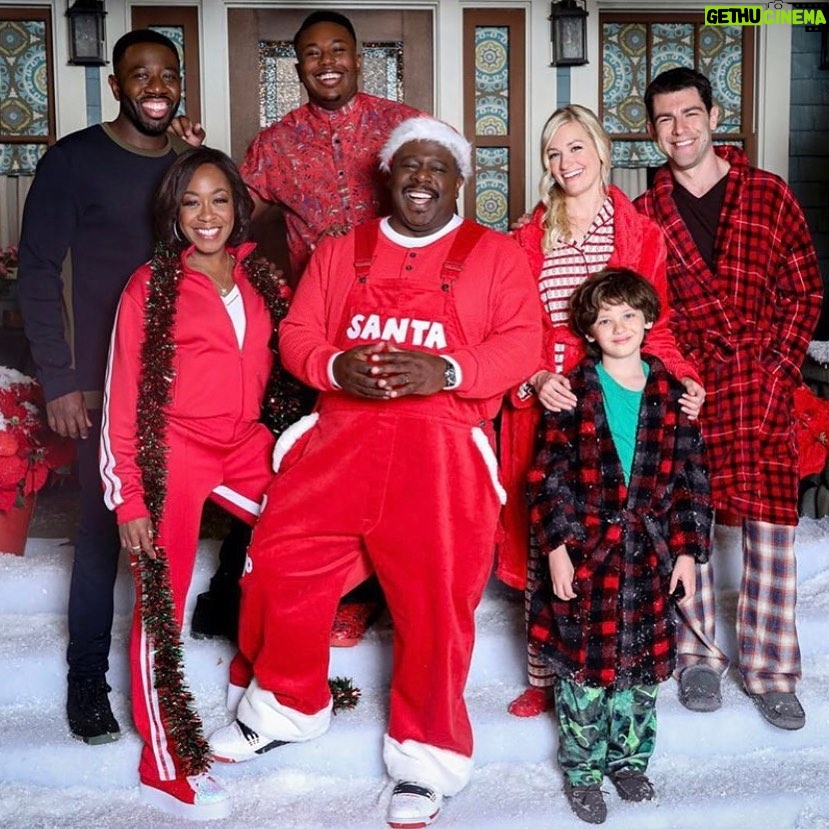 Max Greenfield Instagram - Merry Christmas from everyone @theneighborhood TONIGHT at 8pm @cbstv @cbstvstudios #theneighborhood
