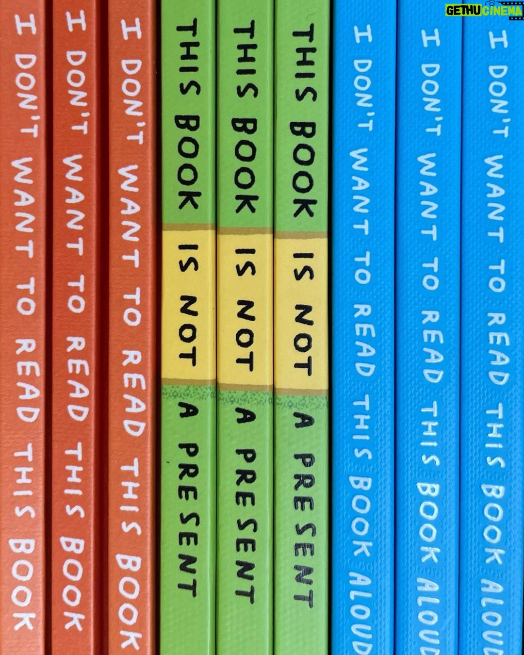 Max Greenfield Instagram - The gift of reading 🤷🏻