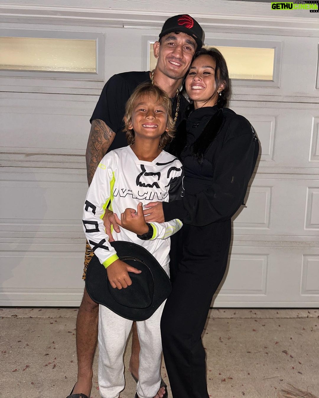 Max Holloway Instagram - Happy new year from the Holloways. 🤙🏻