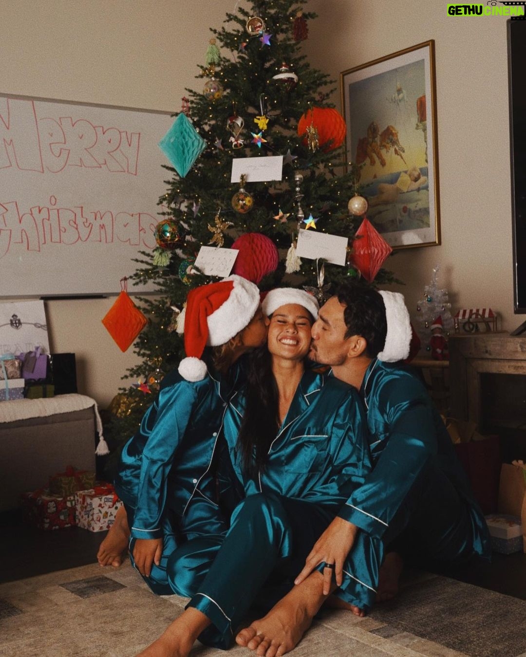 Max Holloway Instagram - Merry Christmas from The Holloways 🎄