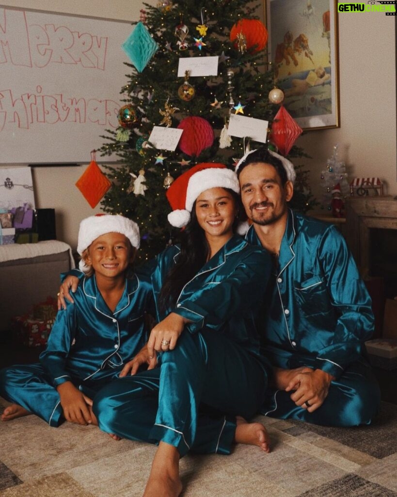 Max Holloway Instagram - Merry Christmas from The Holloways 🎄